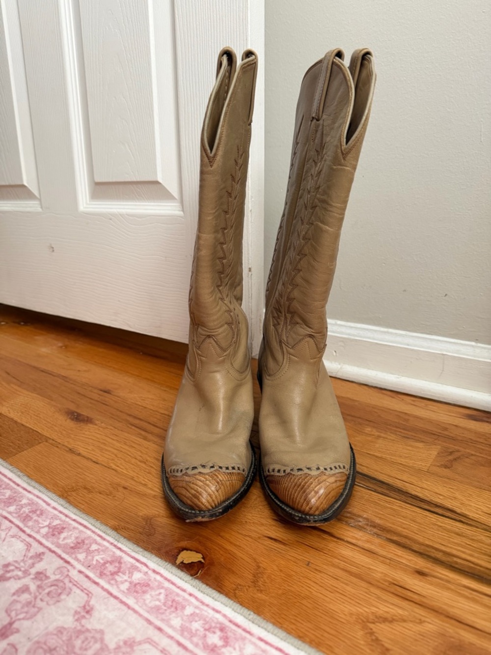 Vintage Women’s Tony Lama Beige Cowboy Boots | $200 originally - Picture 3 of 9